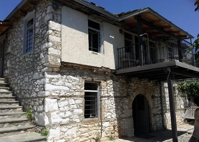 Traditional Stone House In A Great Garden Сasa de vacaciones